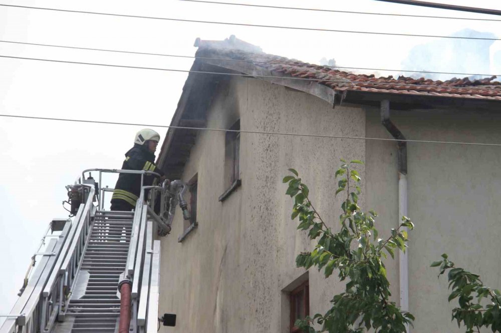 Konya'da konserve ateşi çatıda yangın çıkardı