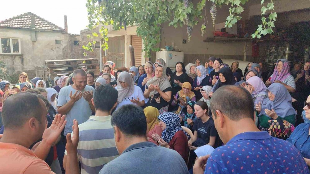 9 yaşındaki Beril gözyaşları arasında son yolculuğuna uğurlandı