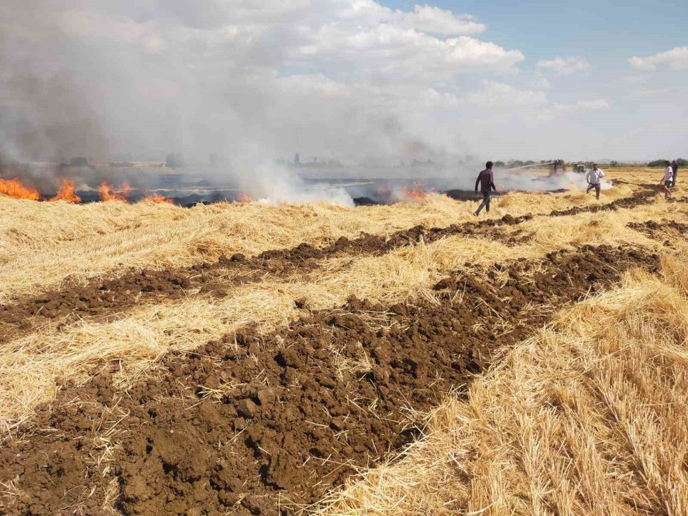 Konya’da ilçesinde iki farklı yangın... Araziler küle döndü