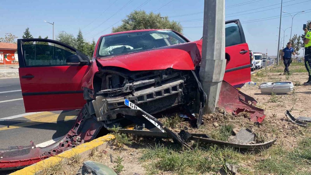 Aniden yola çıkan köpeğe çarpmamak için manevra yaptı, direğe çarptı! 2 yaralı