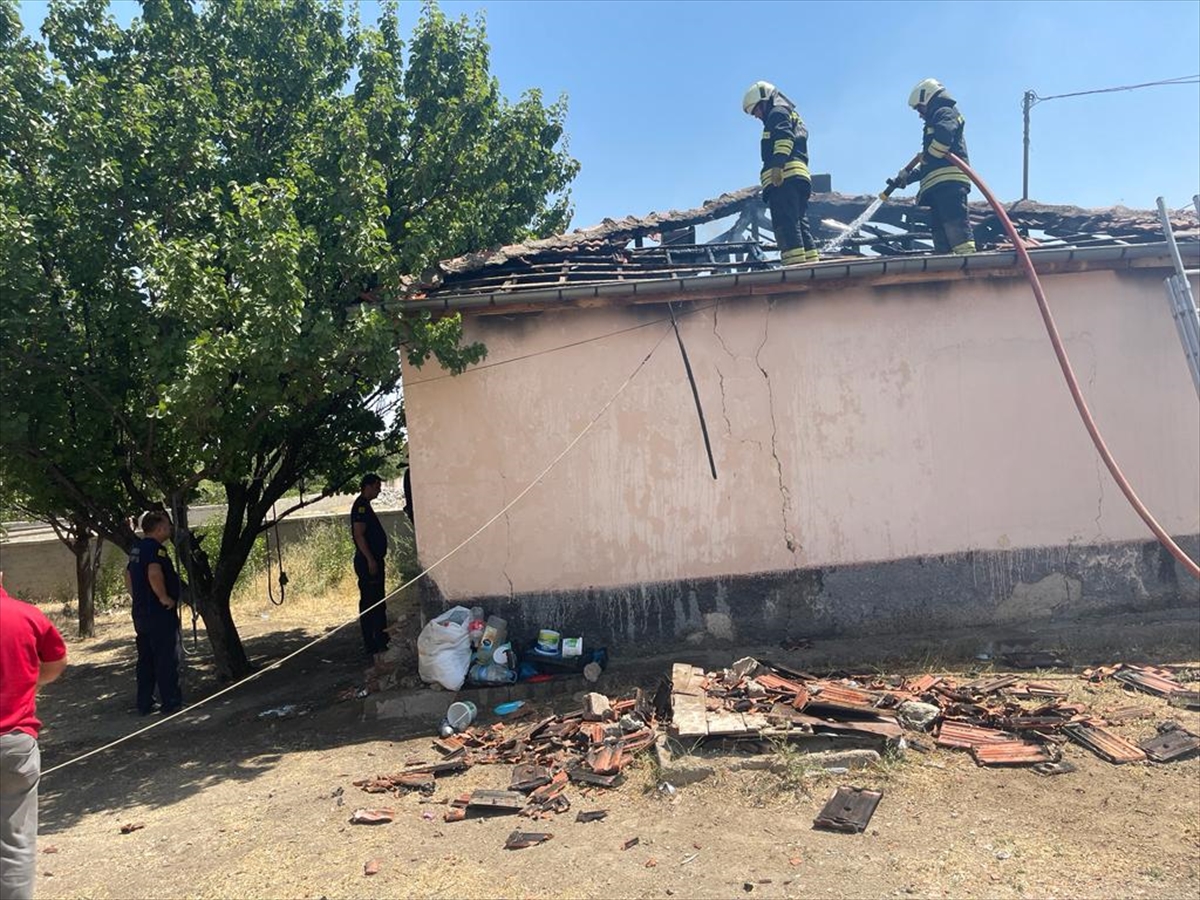 konyada-yangin-ev-kule-dondu.jpg