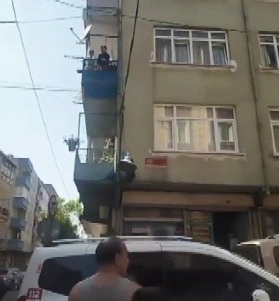 Balkona çıktı 'beni kurtarın' diye bağırdı