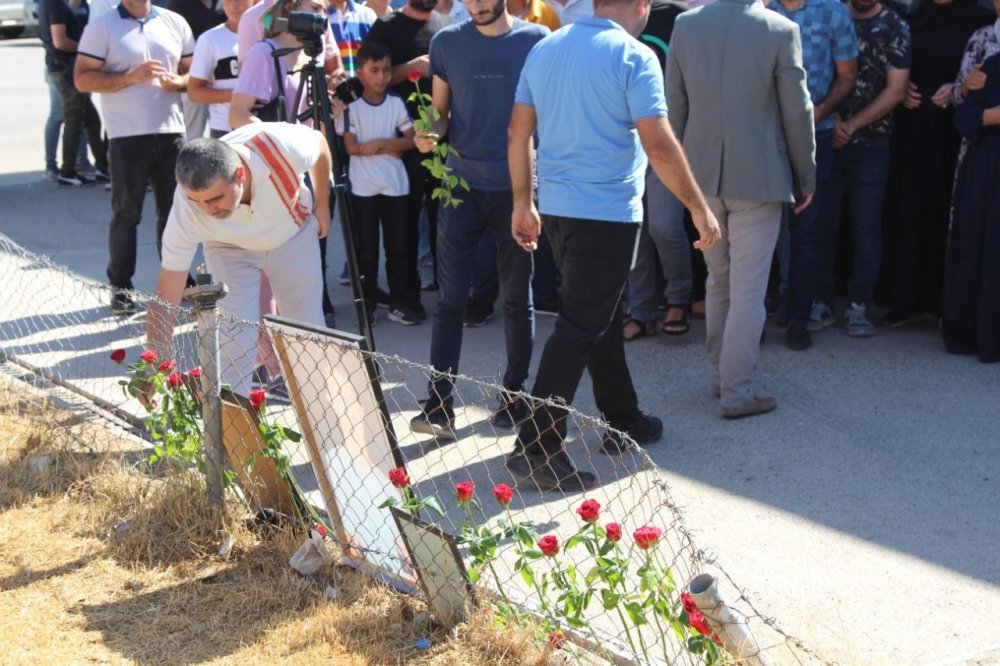 Derik’te 21 kişinin hayatını kaybettiği yere karanfil bırakıldı