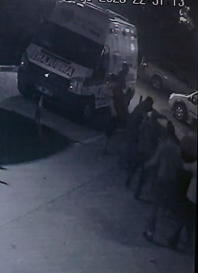 Doktora 20 kişi saldırdı! Kafasında 15 dikiş atıldı