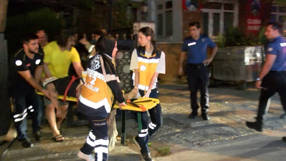 Kadıköy'de 3 katlı binada yangın: 1 ölü, 2 yaralı