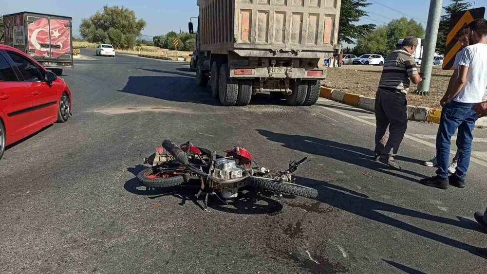 Konya’da kamyon ile motosiklet çarpıştı! Motosiklet sürücüsünün durumu ağır