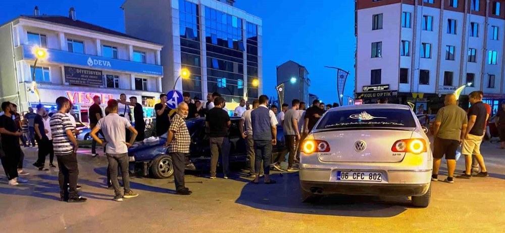 Konya'da kavşakta otomobiller çarpıştı