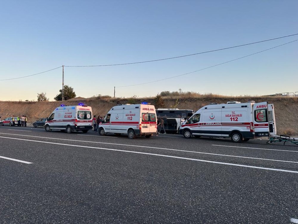 Lastiği patlayan tur midibüsü yağmur suyu kanalına düştü: 13 yaralı