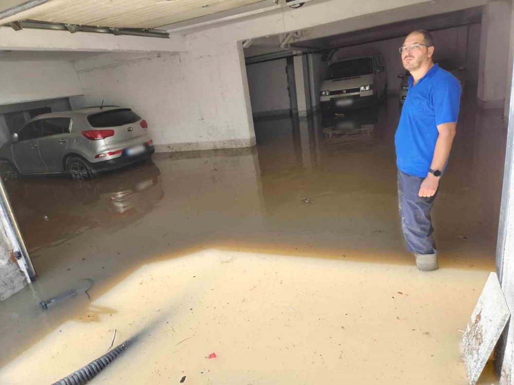 Konya'da su borusu patladı! Çukuruna otomobil düştü