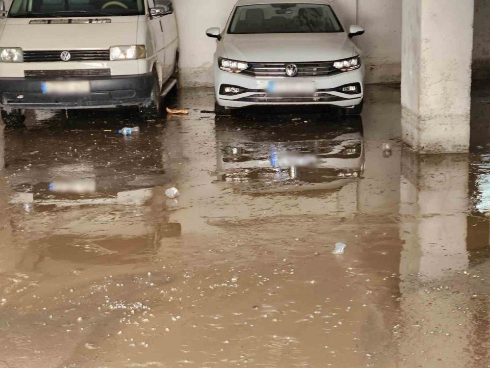 Konya'da su borusu patladı! Çukuruna otomobil düştü