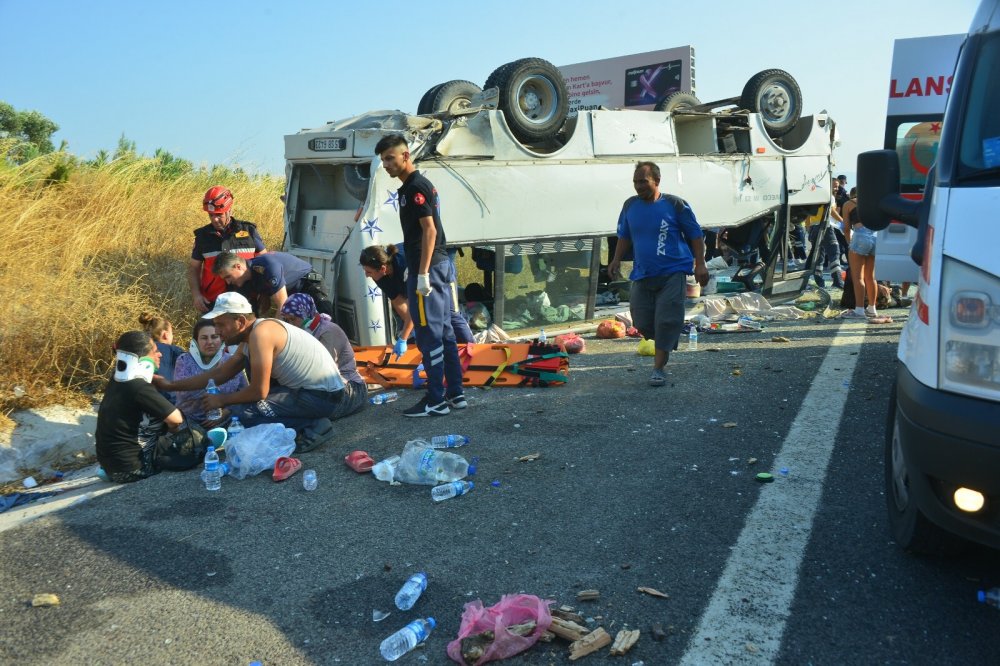 Tarım işçilerinin taşındığı midibüs ile otomobil çarpıştı: 30 yaralı