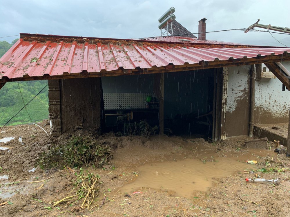 Rize'de sağanak sel ve heyelana neden oldu; 1 ev yıkıldı, 8 ev boşaltıldı