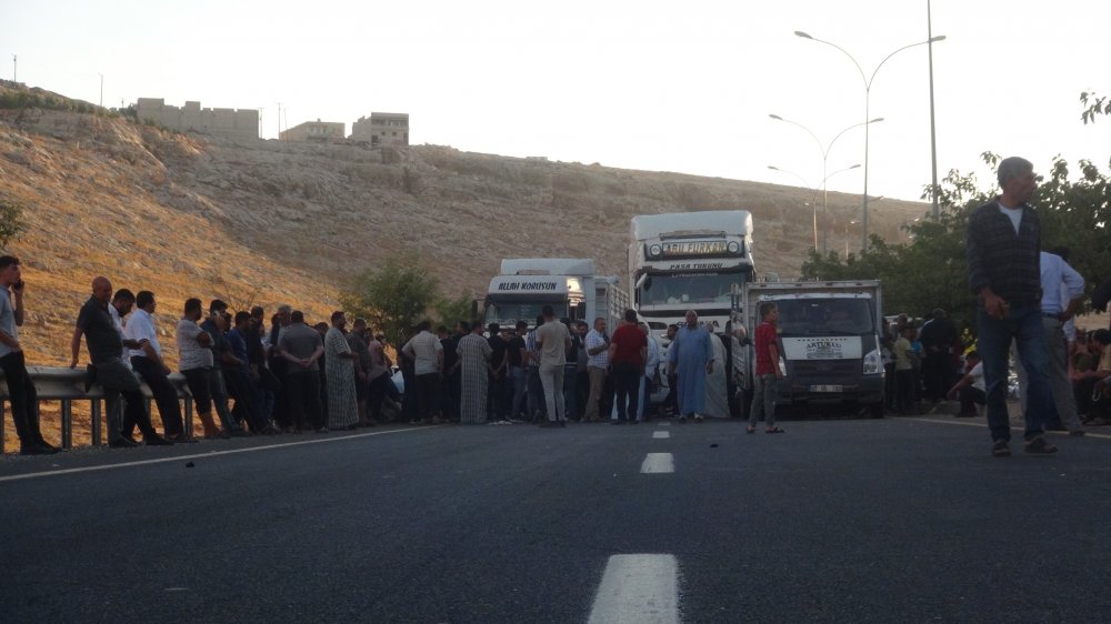 TIR'ın 8 aracın arasına daldığı kazada ortalık savaş alanına döndü