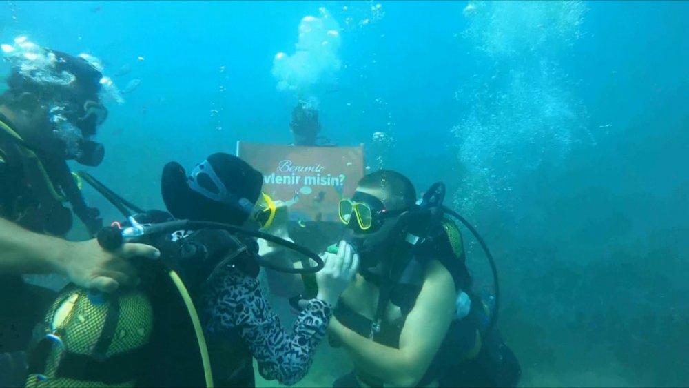 Deniz altında evlilik teklifi