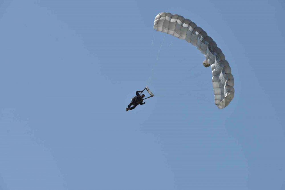 Nefes kesen paraşüt gösterisi