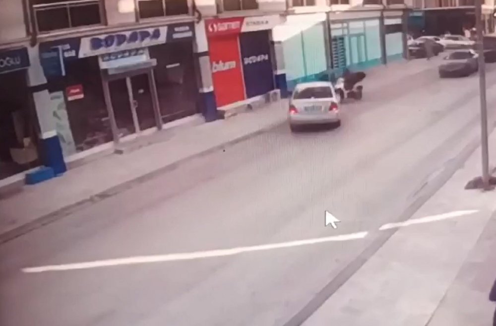Otomobilin motosiklete çarpıp markete daldığı kaza kamerada: 1 ölü, 1 yaralı
