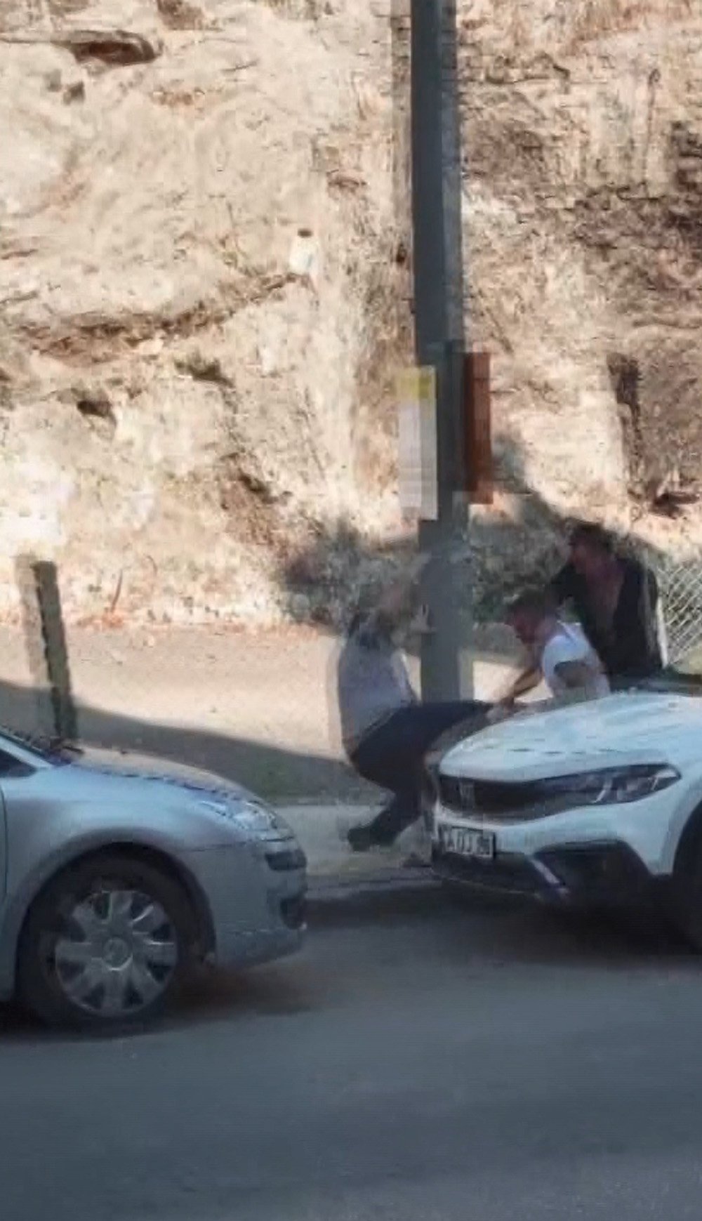 Sopalı, silahlı kavga kamerada: 4 yaralı