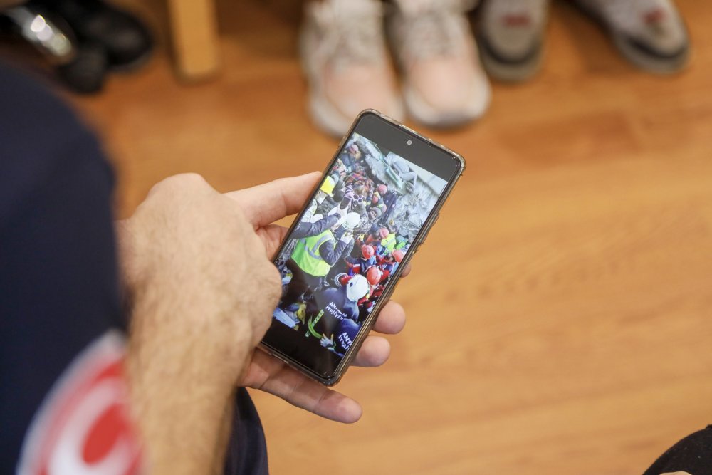 Enkaz altındaki ailesini, tükürüğüyle hayata bağladı