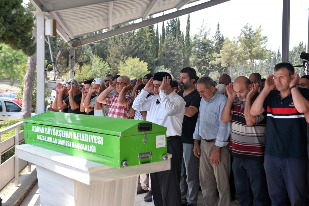 Kazada ölen anne, kızı ve ikiz kardeşi toprağa verildi