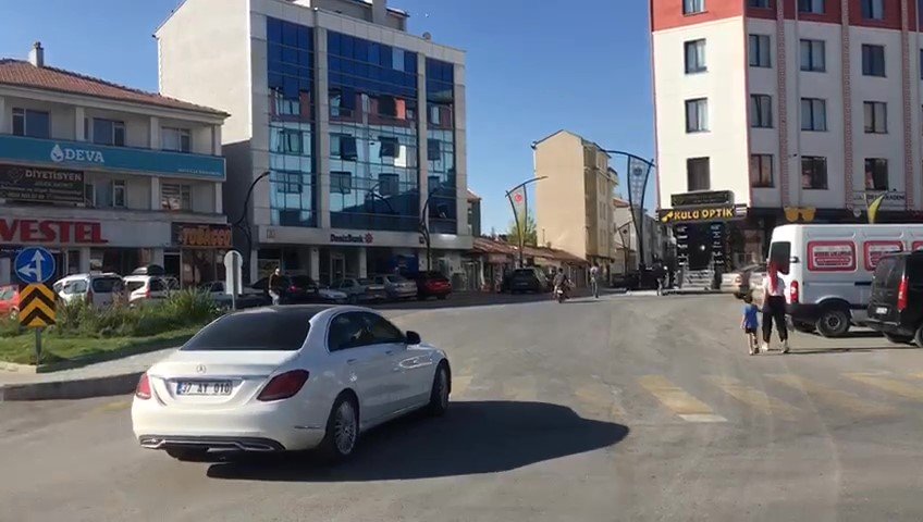 Konya'daki depremde caminin alemi düştü