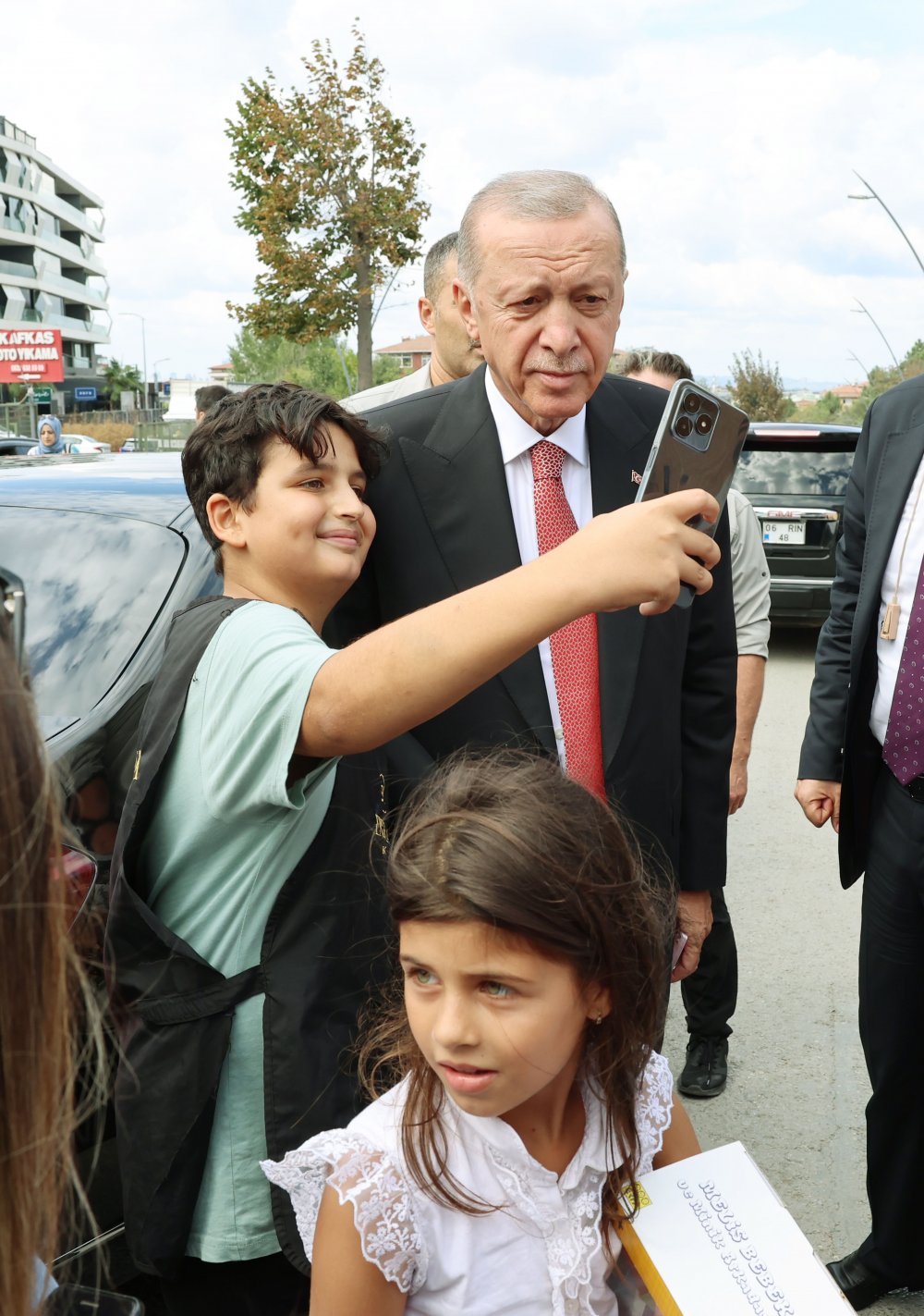 Cumhurbaşkanı Erdoğan çocuklara oyuncak dağıttı