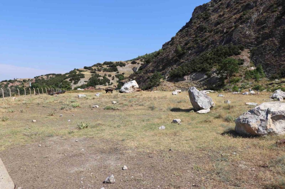 Futbol sahası taş sahasına döndü