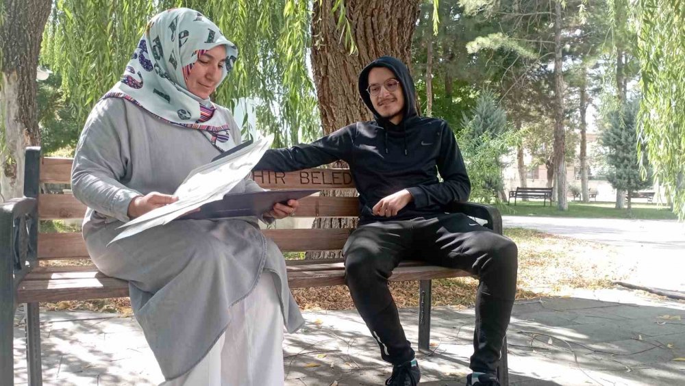Konyalı anne 3'üncü üniversitesine, 3'üncü oğluyla kayıt oldu