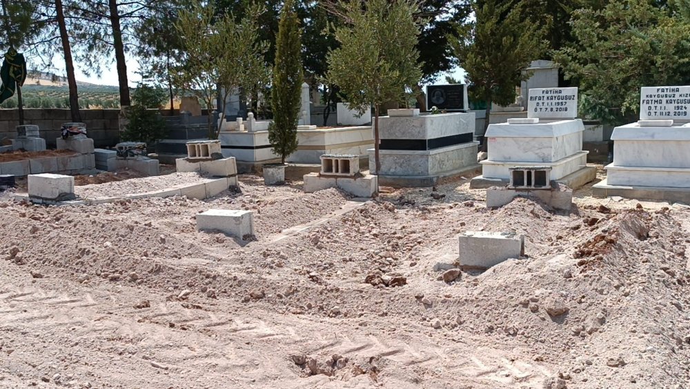 Gaziantep'teki kazada ölen aynı aileden 3 kişi, toprağa verildi