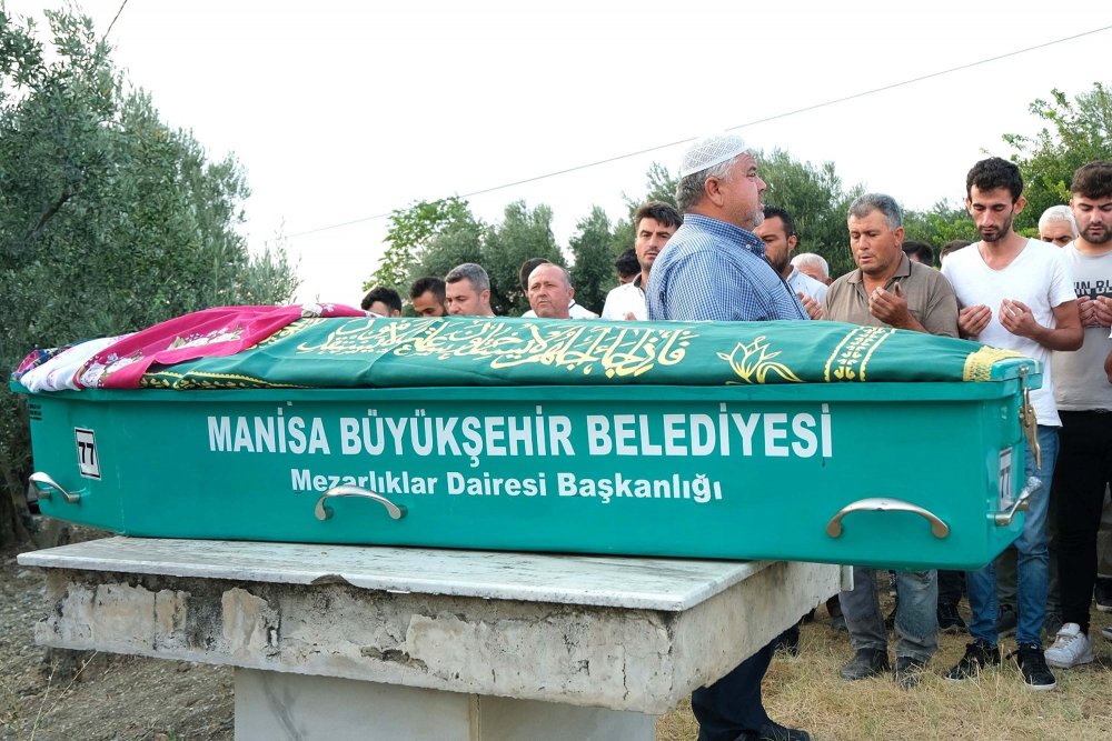 Sokakta öldürülen annesinin ardından genç kız da kurtarılamadı