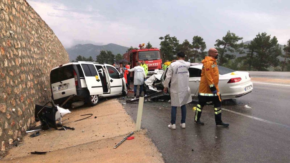 Konya yolunda iki araç kafa kafaya çarpıştı: 1 ölü, 6 yaralı