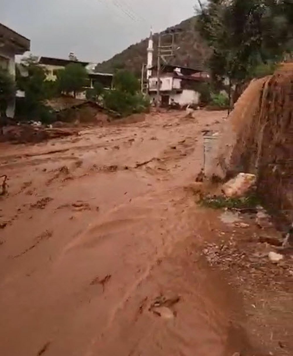Aydın'da sağanak etkili oldu; sokaklar göle döndü
