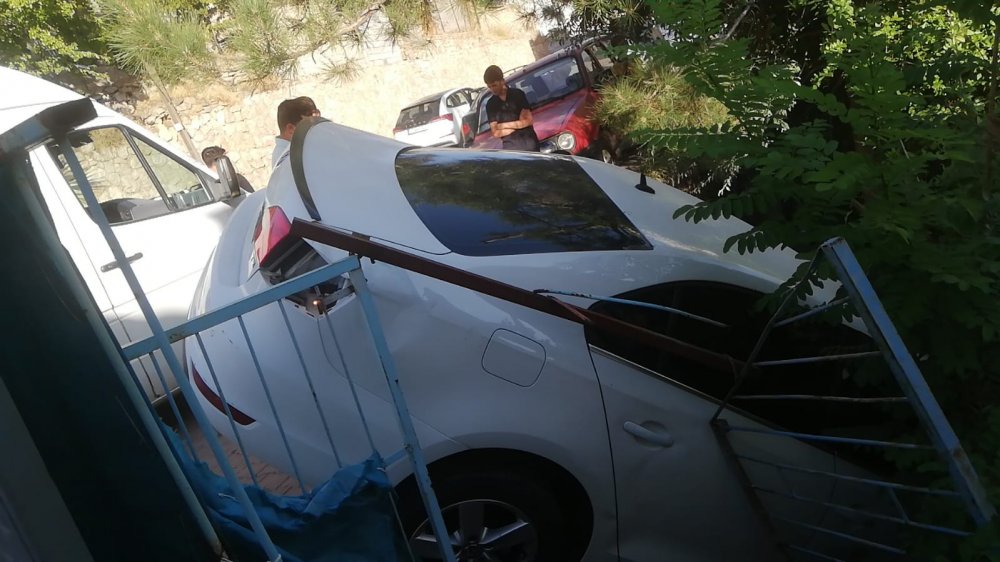 Park etmeye çalıştığı otomobiliyle yağmur suyu kanalına düştü