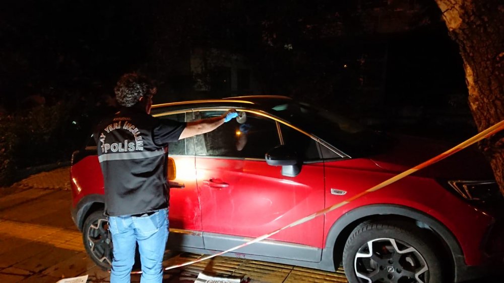 Otomobilini durdurduğu ortağını eşinin yanında tabancayla öldürdü