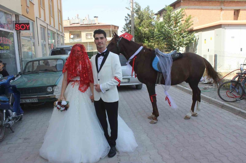 Konya'da gelin almaya atla geldi, vinçte teklif etti