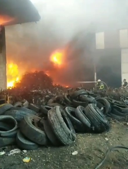 Atık lastik deposunda yangın