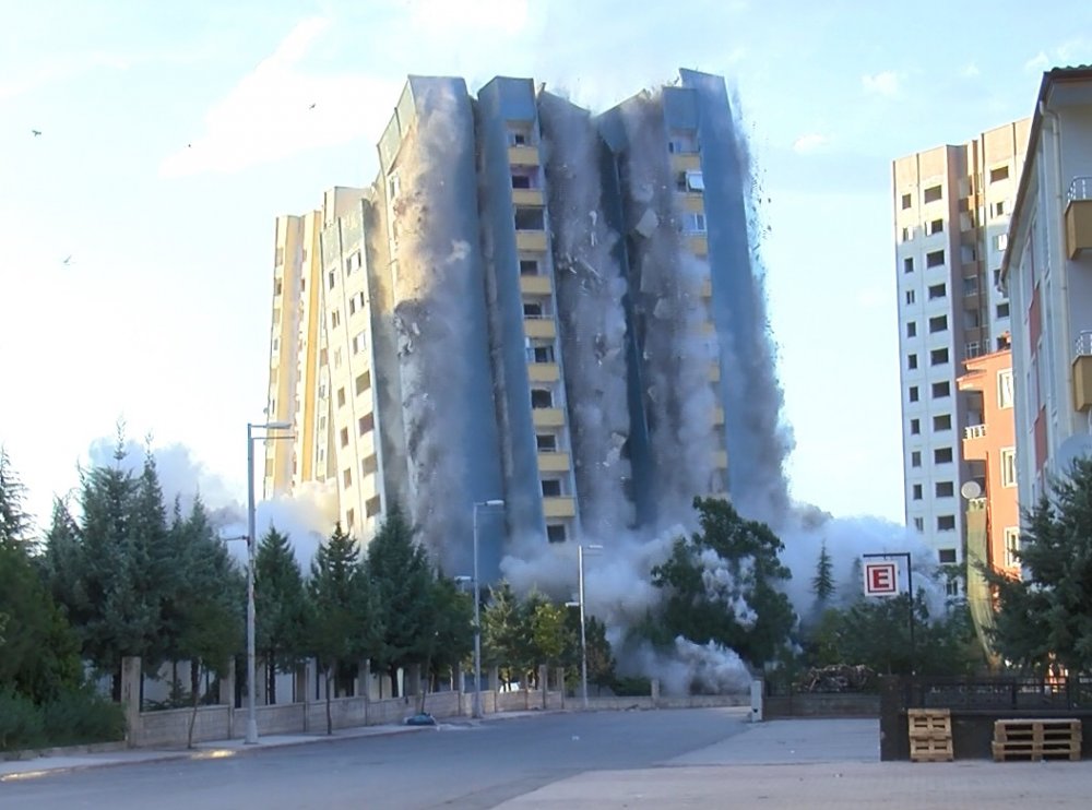 Malatya'da ağır hasarlı 11 bloktan 2'si patlatılarak yıkıldı