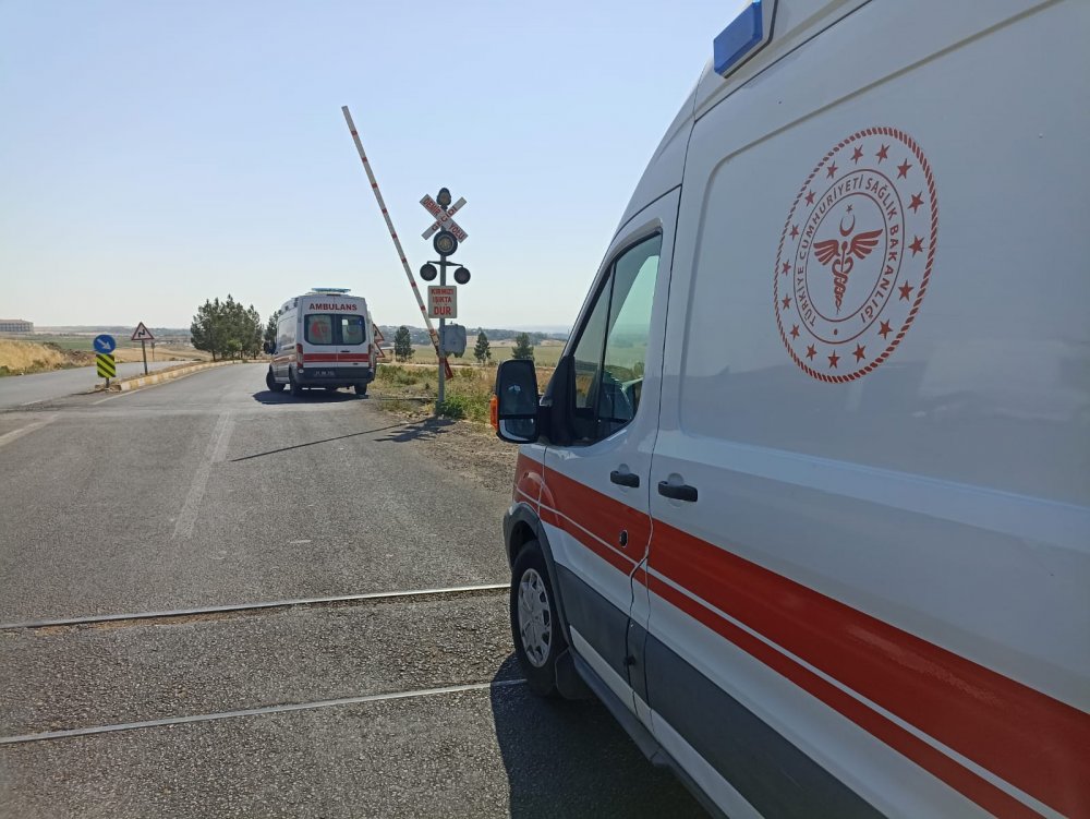 Otomobil rayların üzerine devrildi: 5 yaralı