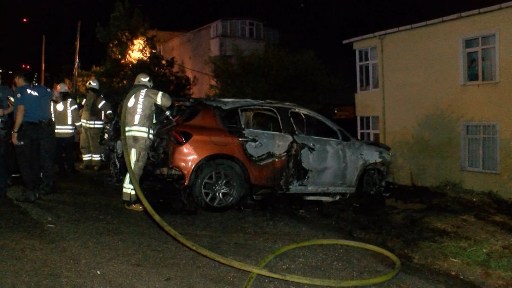 İki otomobil alev alev yandı!