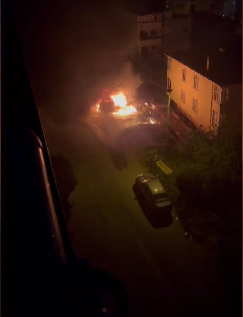 İki otomobil alev alev yandı!