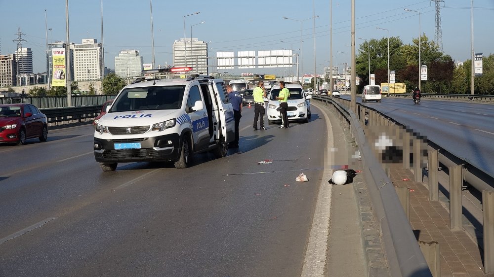 Feci kaza! Devrilen motosikletten fırlayıp bariyerlere çarparak öldü