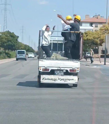 Konya'da baretli işçilerin kamyonet kasasında oynaması sosyal medyayı salladı