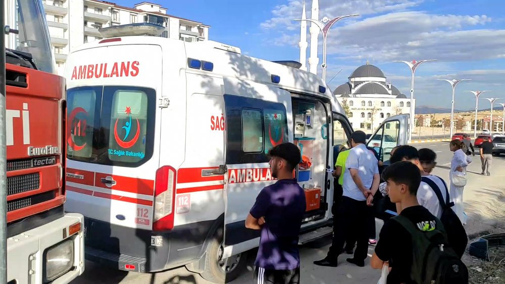 Şehir içi yolcu otobüsü 2 otomobile çarptı