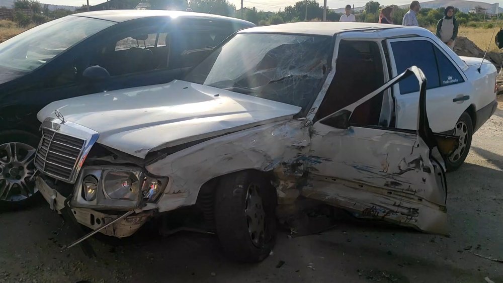 Şehir içi yolcu otobüsü 2 otomobile çarptı