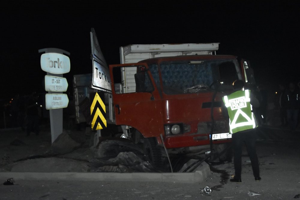 Konya'da kamyon, yolcu indiren kamyonete çarptı: 2 ölü