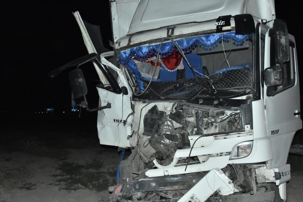Konya'da kamyon, yolcu indiren kamyonete çarptı: 2 ölü