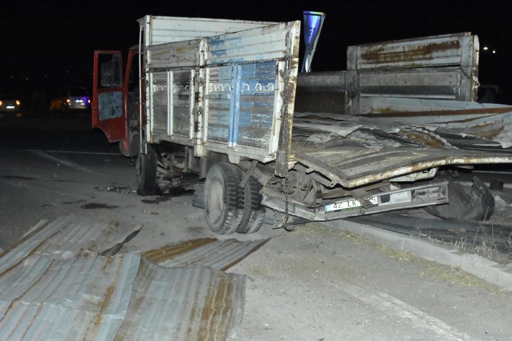 Konya'da kamyon, yolcu indiren kamyonete çarptı: 2 ölü