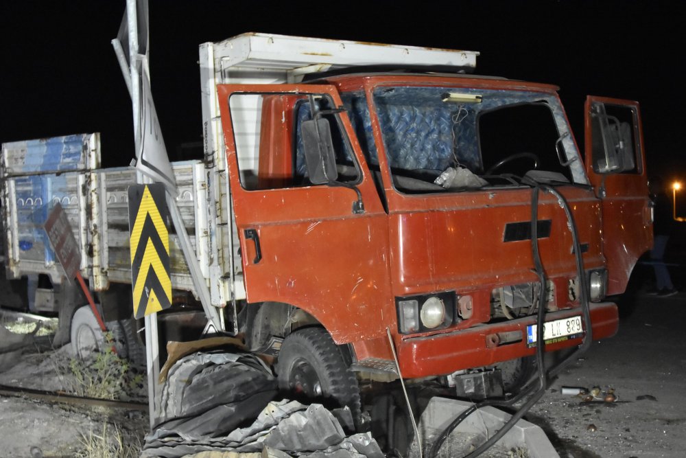 Konya'da kamyon, yolcu indiren kamyonete çarptı: 2 ölü