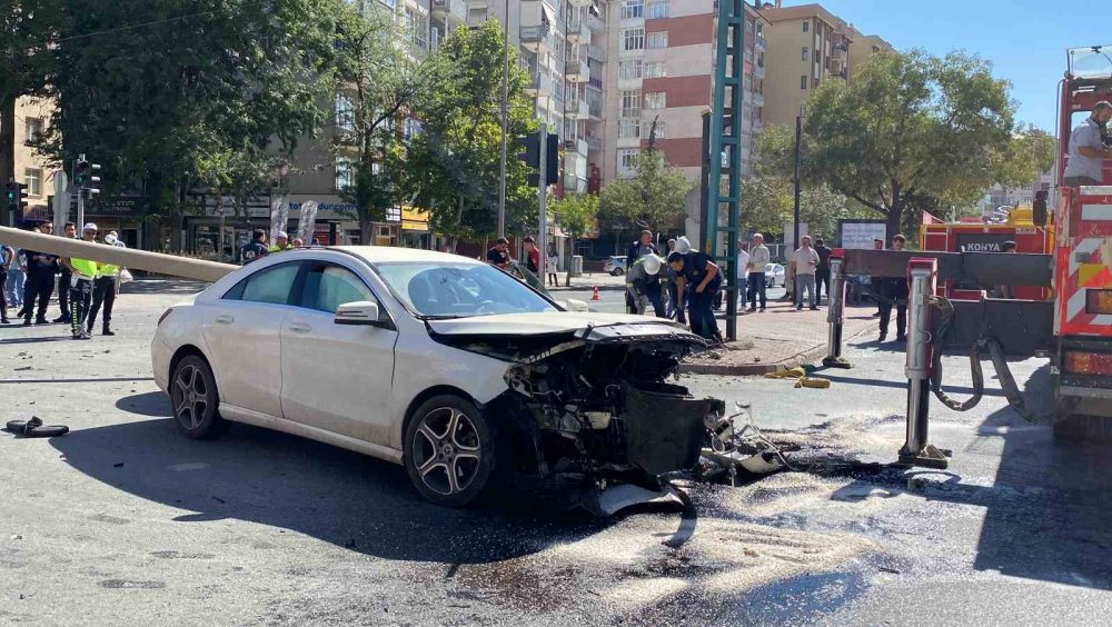 Konya'da otomobilin çarptığı direk, tramvay hattının tellerine devrildi