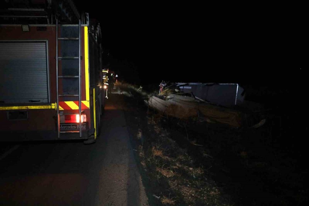 Devrilen kereste yüklü tırın sürücüsü hayatını kaybetti