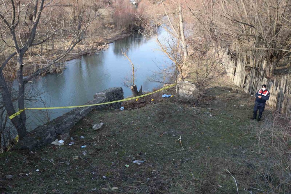 Kocasını odunla öldürüp dereye atmıştı! Cezası belli oldu